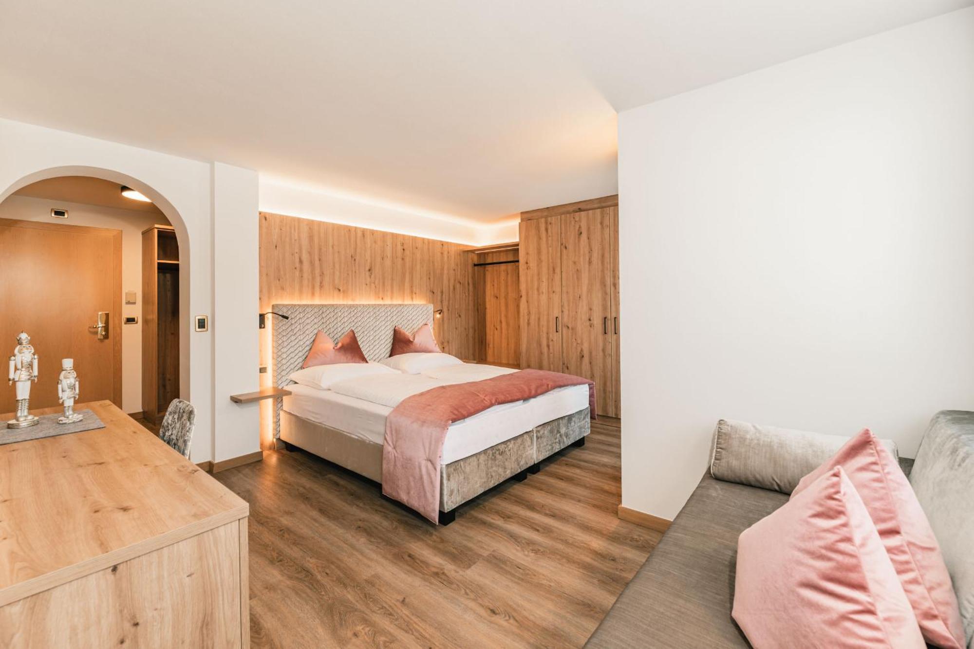 Garni Hotel Miara - Your Dolomites Home เซลวาดีวัลการ์เดนา ภายนอก รูปภาพ